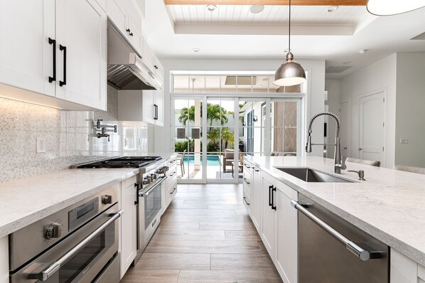 Kylskåp, mikrovågsugn, ugn och spishäll