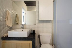 シャワー、ヘアドライヤー、タオル、石鹸