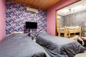 2 slaapkamers, een bureau, een strijkplank/strijkijzer, gratis wifi