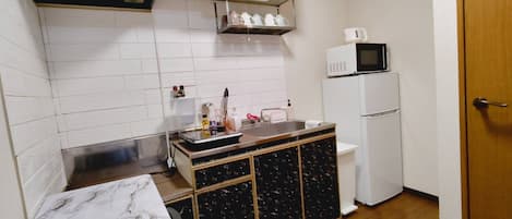 Fridge, microwave, electric kettle, cookware/dishes/utensils