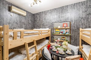 2 quartos, escrivaninha, ferros/tábuas de passar roupa