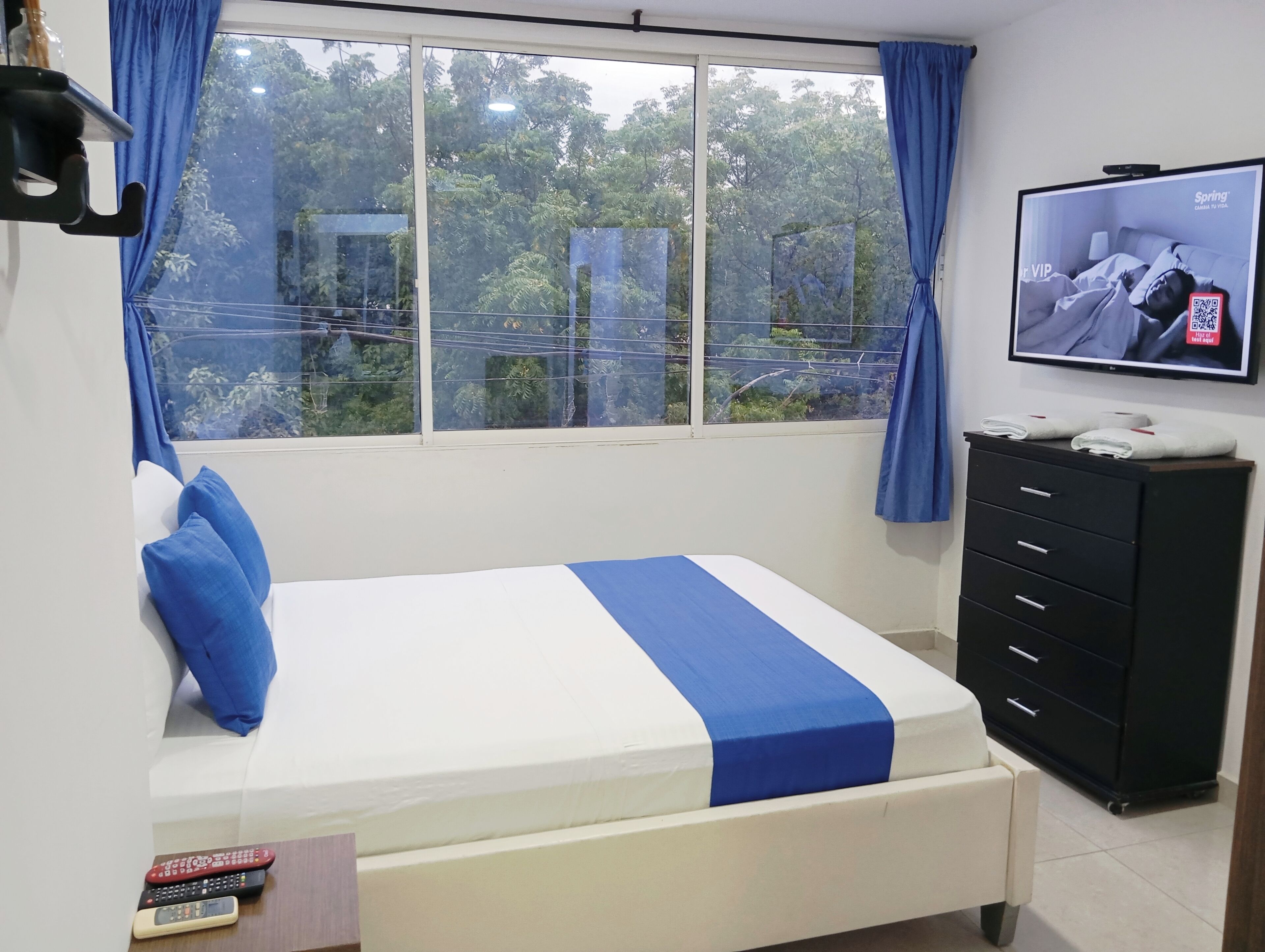 Quarto casal luxo | Roupas de cama premium, camas com colchões pillow-top, Wi-Fi de cortesia