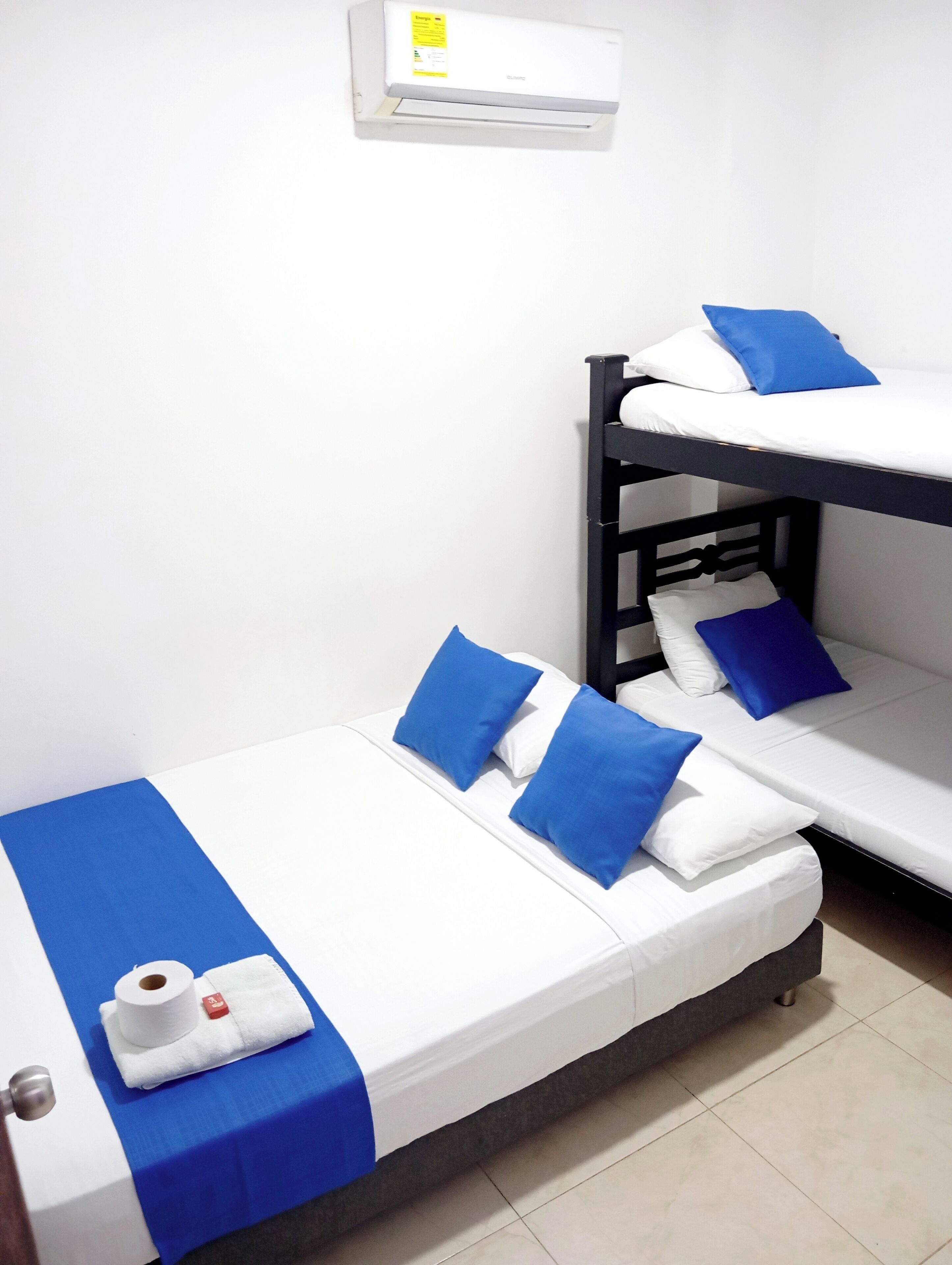 Quarto quádruplo econômico | Roupas de cama premium, camas com colchões pillow-top, Wi-Fi de cortesia