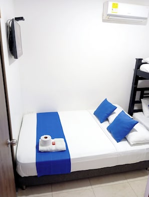 Standard-Vierbettzimmer | Hochwertige Bettwaren, Pillowtop-Betten, kostenloses WLAN