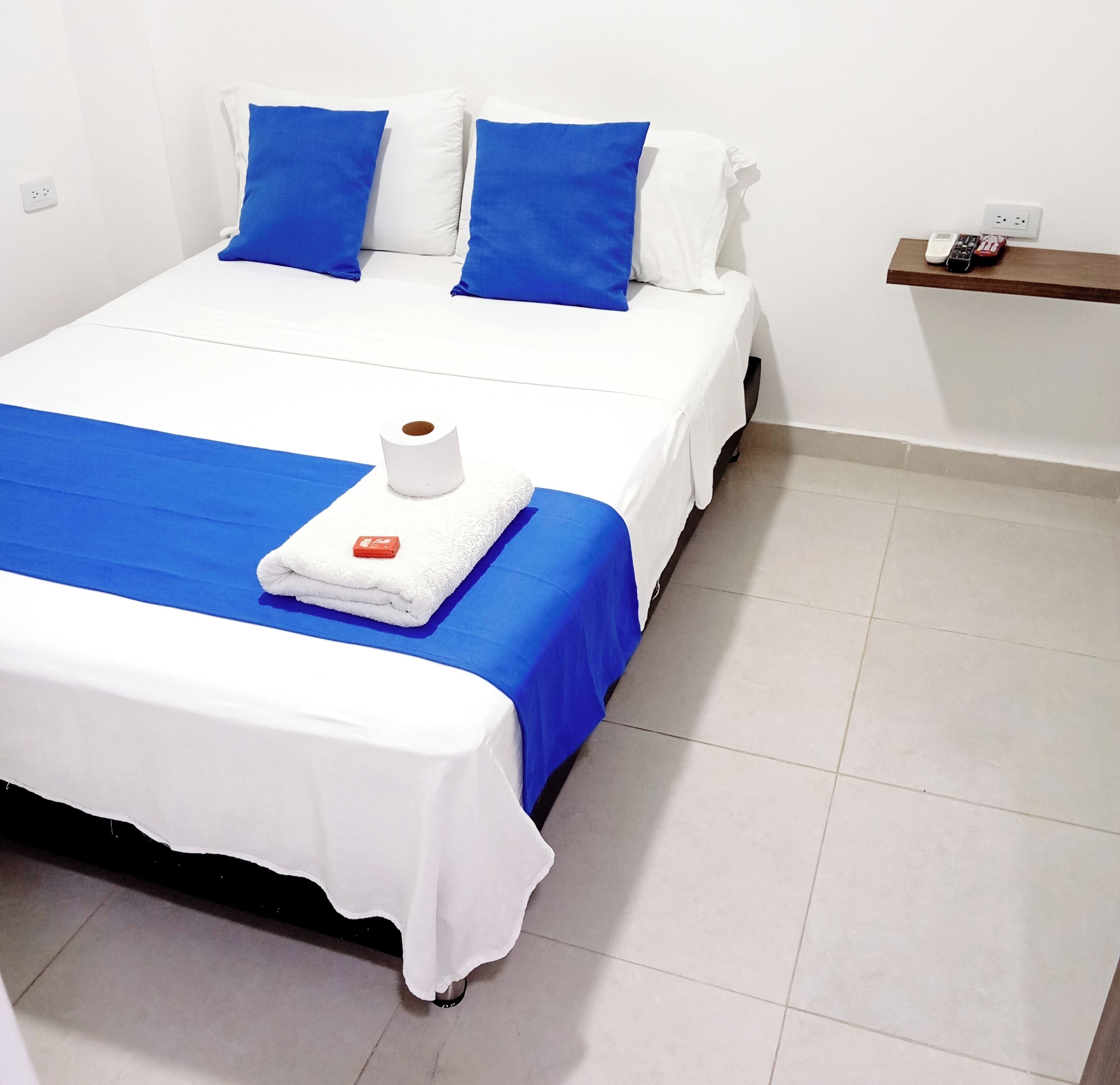 Quarto casal econômico | Roupas de cama premium, camas com colchões pillow-top, Wi-Fi de cortesia