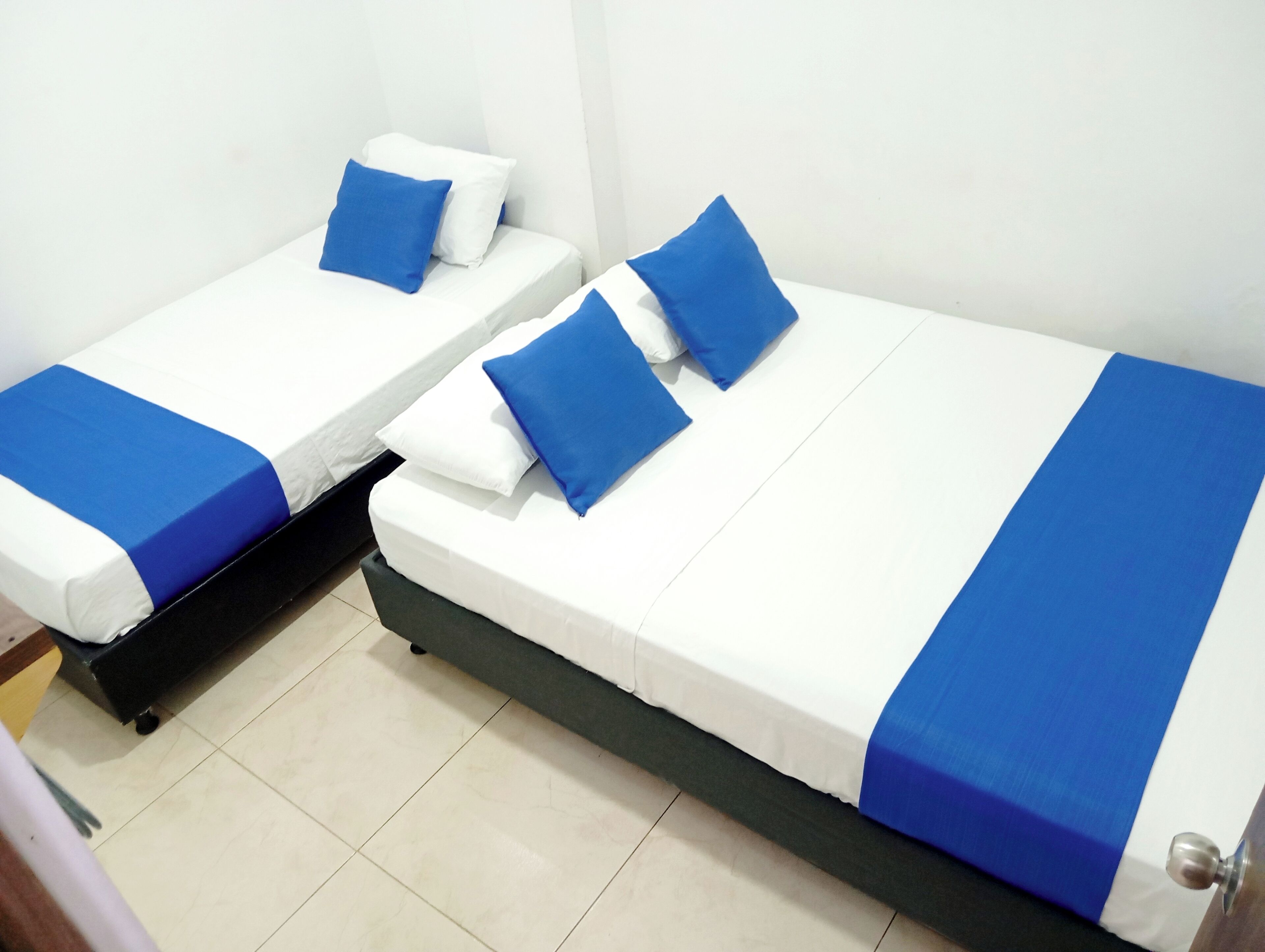 Quarto triplo | Roupas de cama premium, camas com colchões pillow-top, Wi-Fi de cortesia