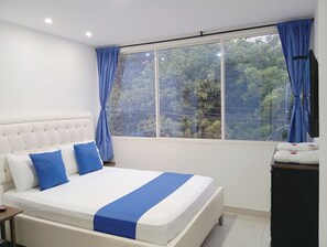 デラックス ダブルルーム | 高級寝具、ピロートップベッド、WiFi (無料)