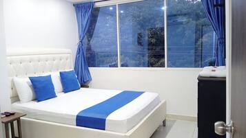 Habitación Deluxe doble | Ropa de cama de alta calidad y colchones con acolchado adicional