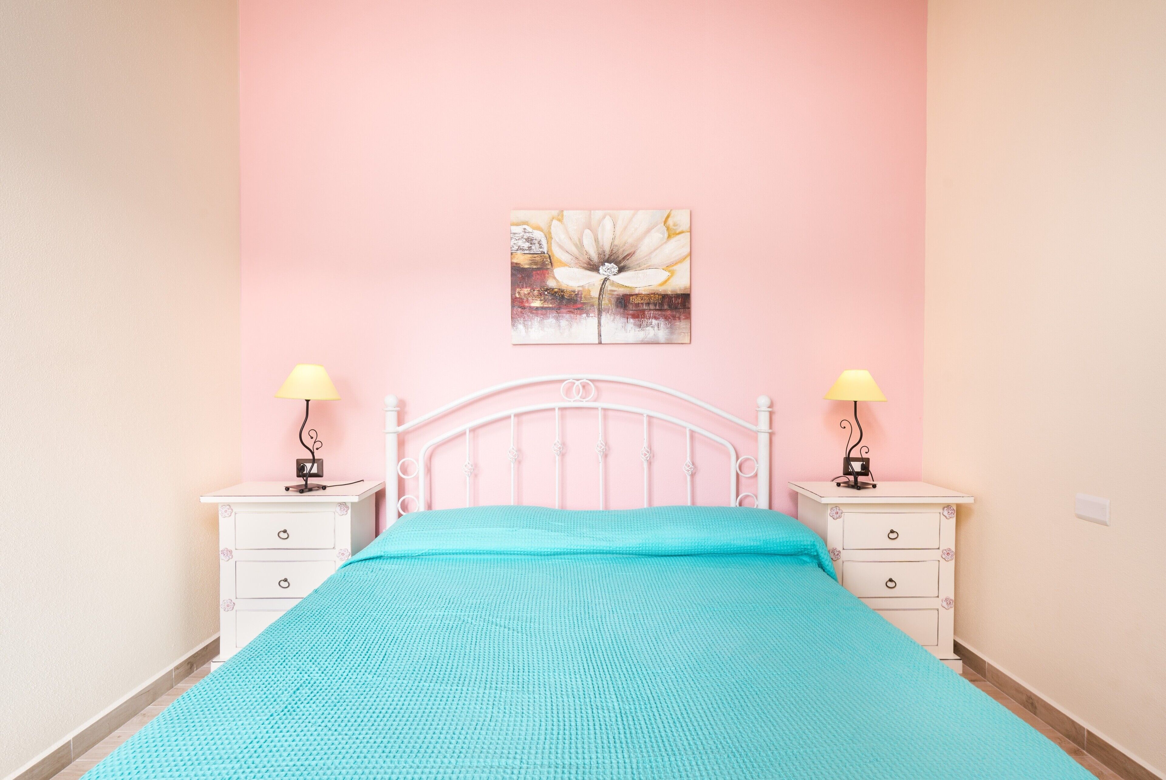 1 habitación, tabla de planchar con plancha, wifi gratis y ropa de cama 