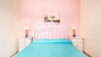 1 habitación, tabla de planchar con plancha, wifi gratis y ropa de cama