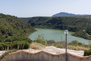 Une rivière bordée de verdure et un lampadaire.