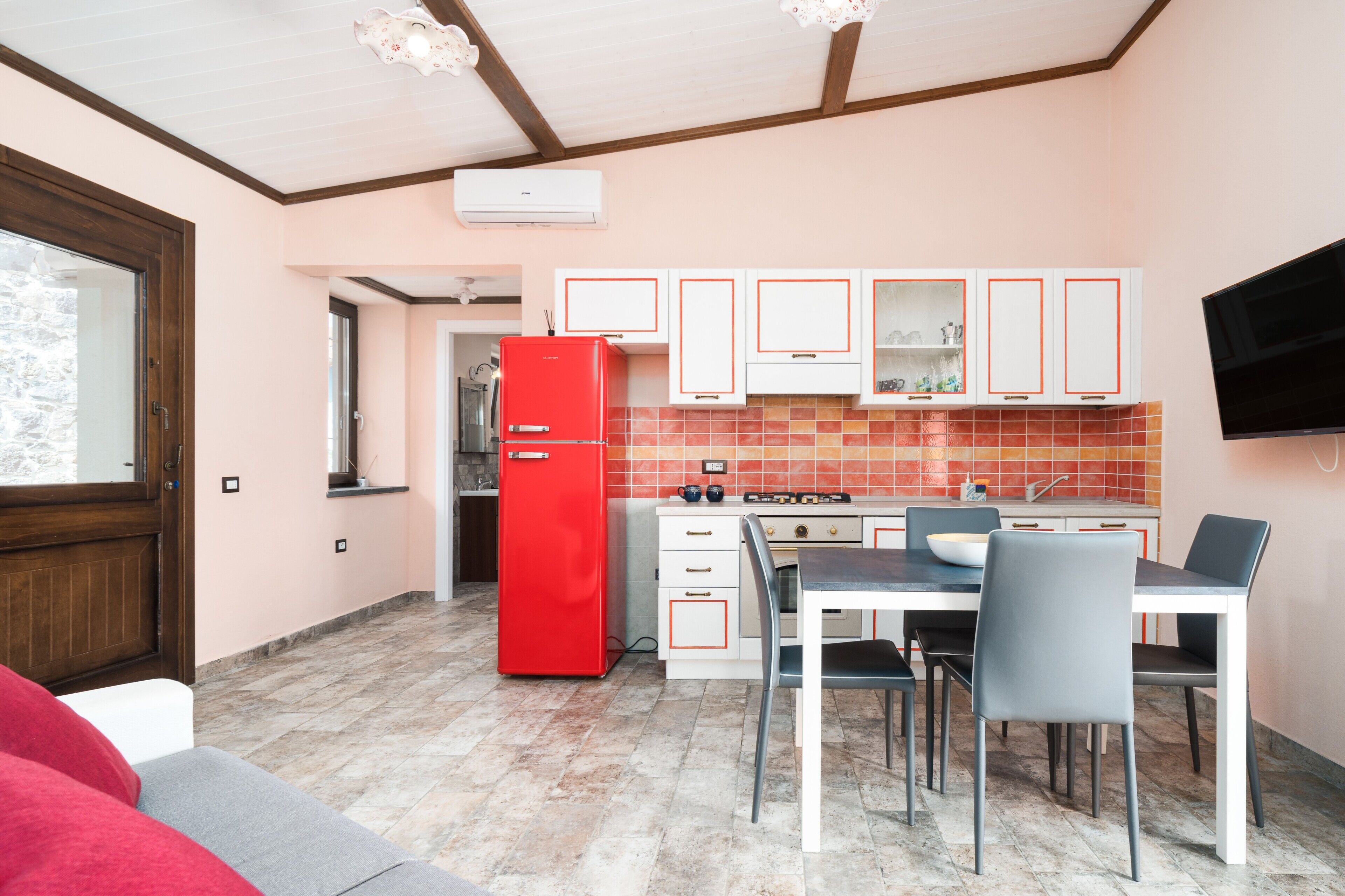 Fridge, oven, stovetop, dishwasher