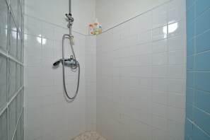 Douche, sèche-cheveux, serviettes fournies