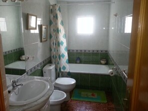 Shower, hair dryer, towels - Apartment 'Residencia Lucia' with Sea View, Wi-Fi and Air Conditioning (Guardamar del segura)