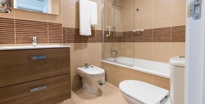 Shower, hair dryer, towels