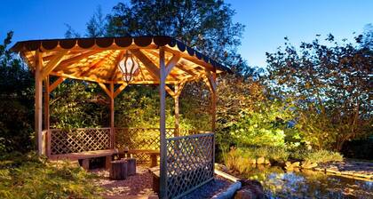 Holiday Home 'El Pedrueco Turismo Rural' with Mountain View, Shared Pool and Wi-Fi