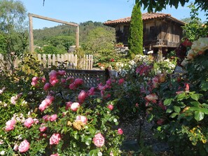 Property grounds - Holiday Home 'El Pedrueco Turismo Rural' with Mountain View, Shared Pool and Wi-Fi (Nava)