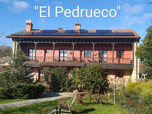 Exterior - Holiday Home 'El Pedrueco Turismo Rural' with Mountain View, Shared Pool and Wi-Fi (Nava)