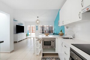 Réfrigérateur, four à micro-ondes, un four, surface de cuisson