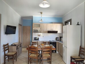 Kjøleskap, mikrobølgeovn, ovn og kokeplater