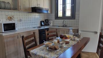 Een koelkast, een magnetron, een oven, een kookplaat