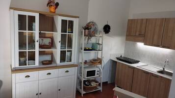 Frigorifero, microonde, piano cottura, macchina per tè/caffè