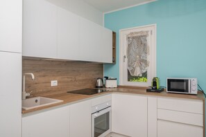 Kühlschrank, Mikrowelle, Ofen, Herdplatte