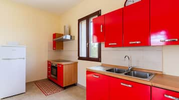 Kühlschrank, Ofen, Herdplatte, Wasserkocher