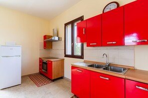 Fridge, oven, stovetop, electric kettle - Villa 'Mary Rose' with Private Terrace, Private Garden, and Air Conditioning (tricase)