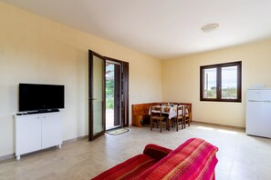 TV - Villa 'Mary Rose' with Private Terrace, Private Garden, and Air Conditioning (tricase)