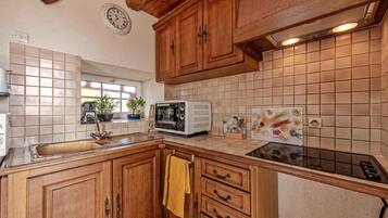 Een koelkast, een microgolfoven, een oven, een kookplaat