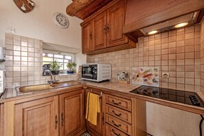 Geladeira, micro-ondas, fogão, cooktop