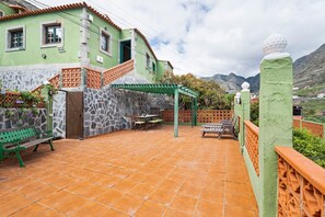 Outdoor dining - Holiday Home 'Casa Rural Ondina A' with Sea View, Private Terrace and Wi-Fi (Hermigua)