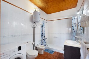 Shower, hair dryer, towels - Holiday Home 'Casa Rural Ondina A' with Sea View, Private Terrace and Wi-Fi (Hermigua)