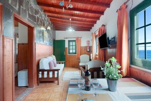 2 bedrooms, iron/ironing board, free WiFi, bed sheets - Holiday Home 'Casa Rural Ondina A' with Sea View, Private Terrace and Wi-Fi (Hermigua)