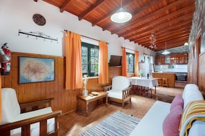 Un intérieur en bois comprenant un coin repas, une cuisine et une grande carte accrochée au mur.