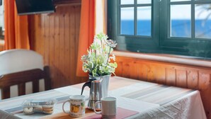 A table with a pitcher, two mugs, and a container of snacks. - Holiday Home 'Casa Rural Ondina A' with Sea View, Private Terrace and Wi-Fi (Hermigua)