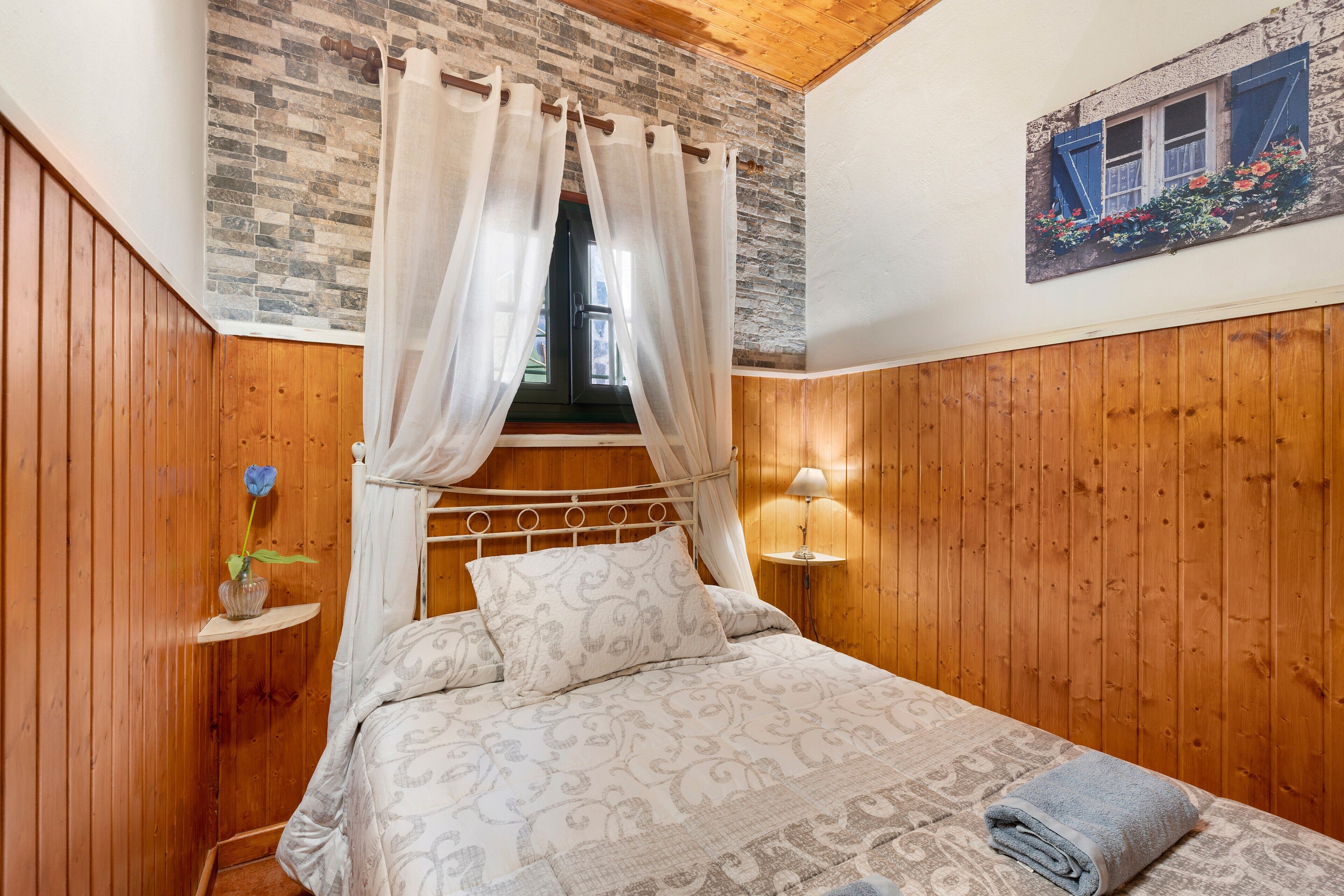 3 slaapkamers, een strijkplank/strijkijzer, gratis wifi, beddengoed