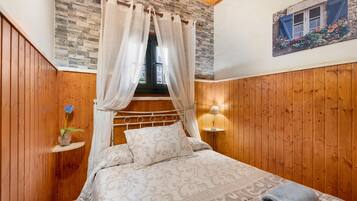 3 slaapkamers, een strijkplank/strijkijzer, gratis wifi, beddengoed