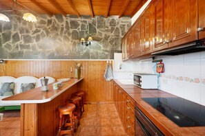 Fridge, microwave, oven, stovetop - Holiday Home 'Casa Rural Ondina B' with Sea View, Private Terrace and Wi-Fi (Hermigua)