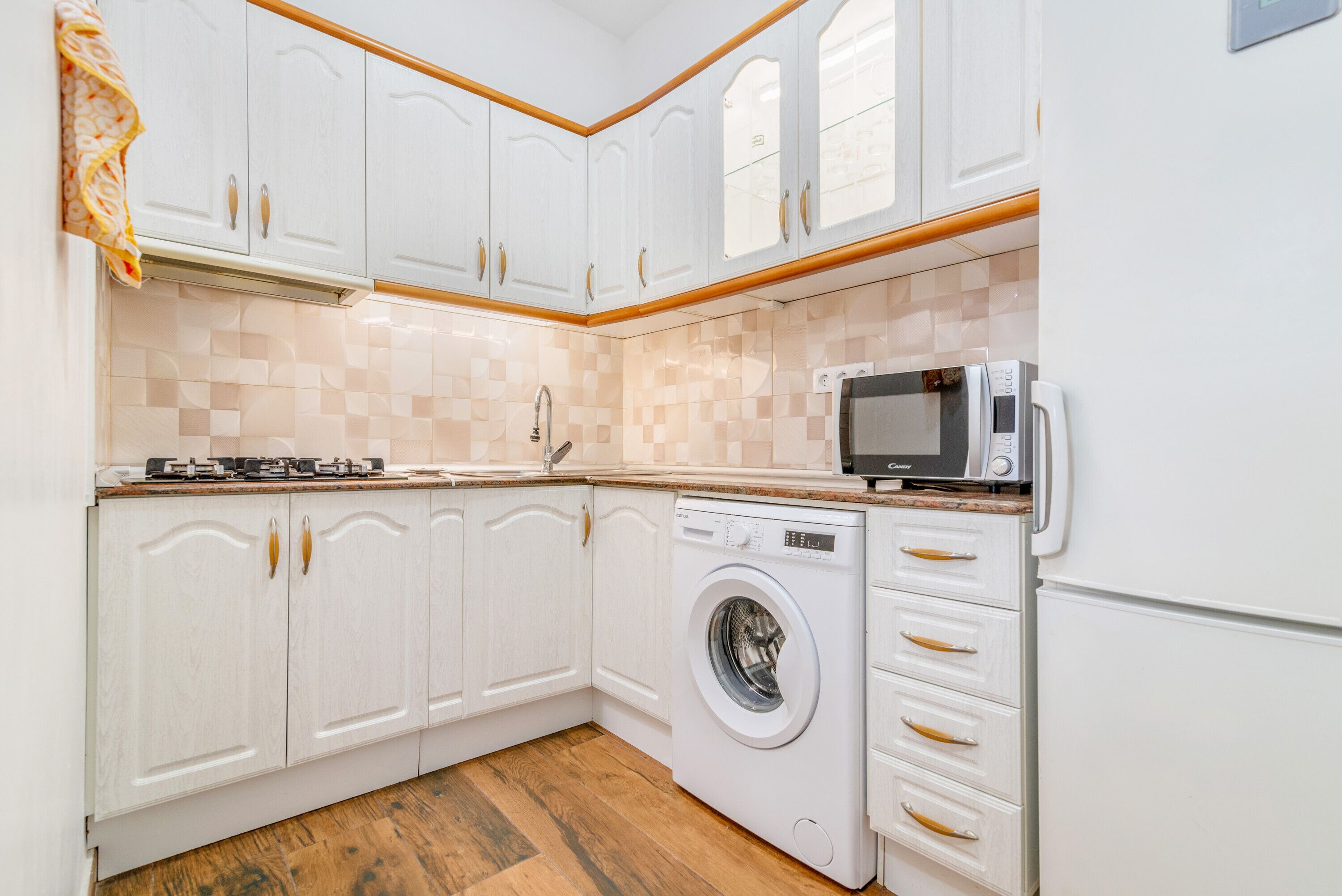 Frigorifero, microonde, piano cottura, macchina per tè/caffè