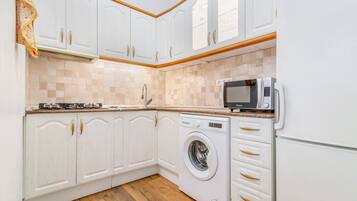 Køleskab, mikrobølgeovn, kogeplade, kaffe-/temaskine