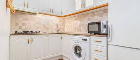 Køleskab, mikrobølgeovn, kogeplade, kaffe-/temaskine