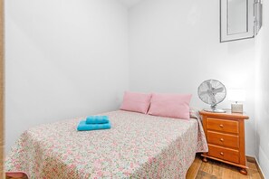 2 makuuhuonetta, silitysrauta/-lauta, ilmainen Wi-Fi, vuodevaatteet