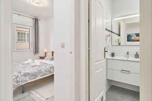 1 غرفة نوم ومكواة/لوح كي وواي فاي مجانًا وملاءات أسرّة