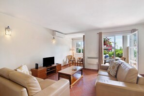 TV - Holiday Home 'Villa Lydika' with Sea View, Wi-Fi and Air Conditioning (Galé)