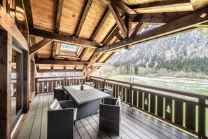 Outdoor dining - Chalet 'Le Ber Abbay' with Mountain View, Private Terrace and Wi-Fi (Abondance)