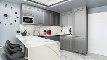 Cafetera/tetera, refrigerador, microondas, horno