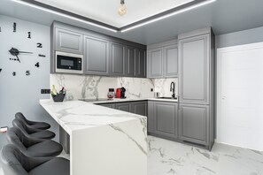 Réfrigérateur, micro-ondes, four, plaque de cuisson