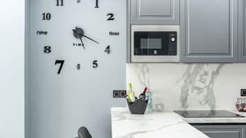 Cafetera/tetera, refrigerador, microondas, horno